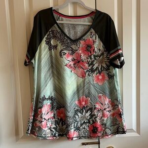 ❤️ 3 for $15.  Catherines Black and Pink Floral Short Sleeve Top